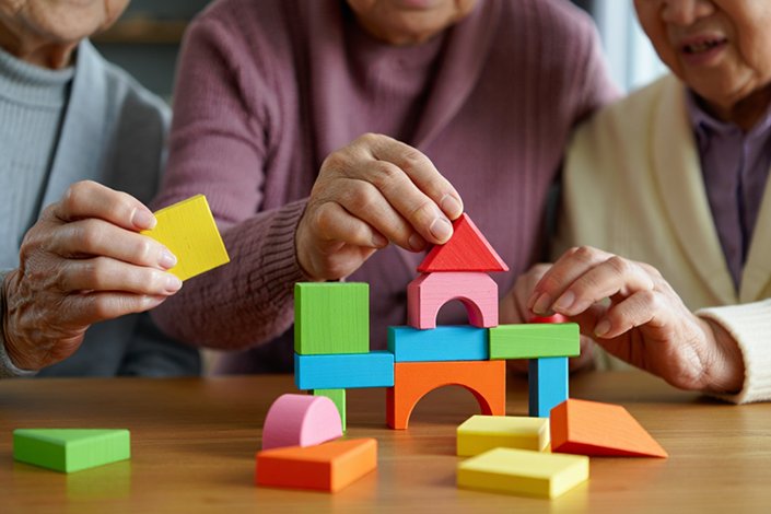 Пожилые женщины играют в развивающие игры